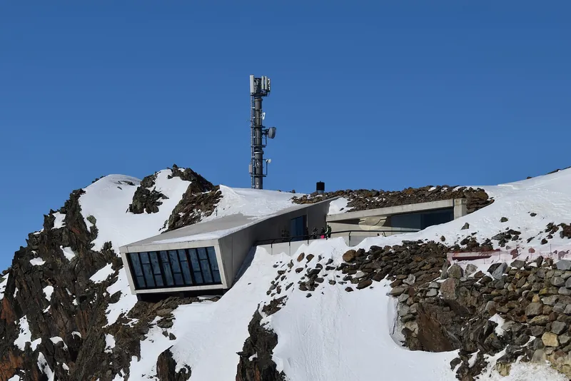 The 007 Elements building set into the rock of the Gaislachkogl summit