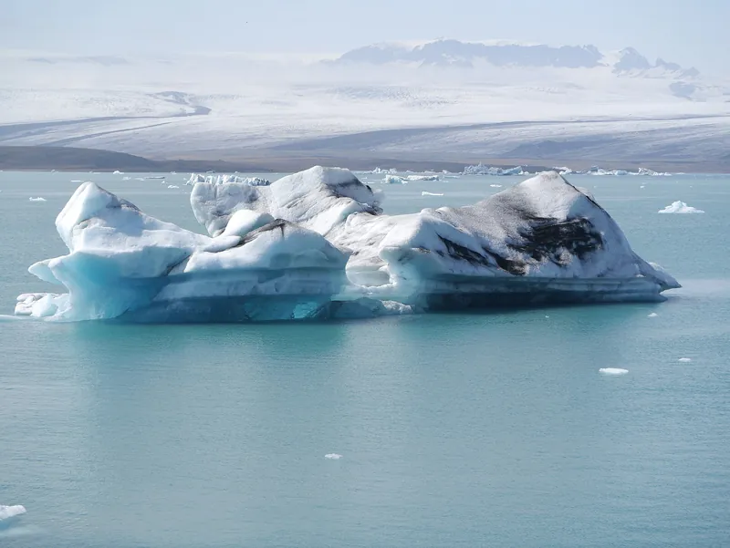 Icebergs floating on Jökulsárlón glacier lagoon, with the ice of Breiðamerkurjökull behind