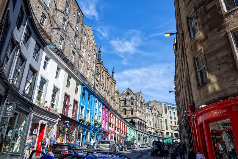 The curved, colorful shopfronts of Victoria Street in Edinburgh's Old Town